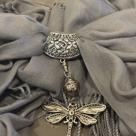 Accessories - Elegant Gray Scarf with Dragonfly Accent